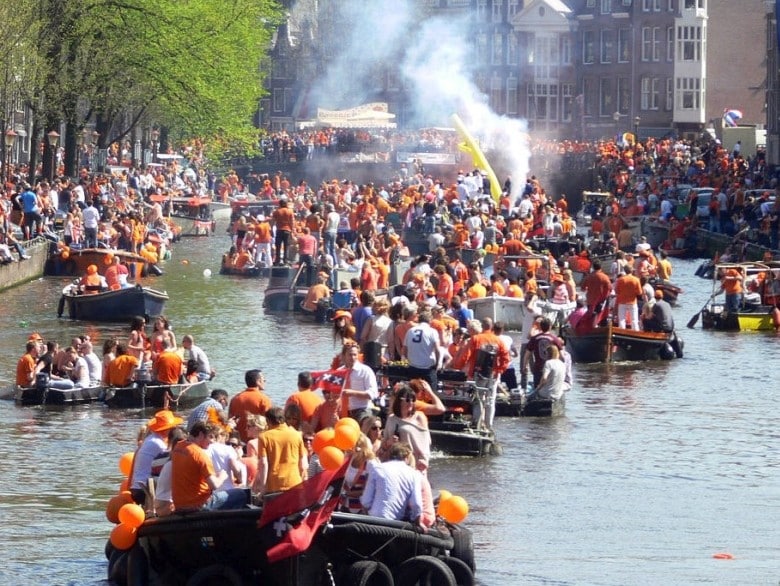 Boat rental King's Day Amsterdam - Canals with people partying