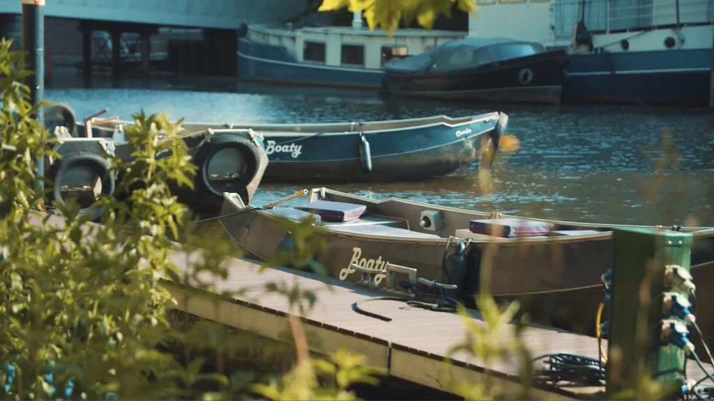 Rent a boat in Amsterdam - Boats at the dock